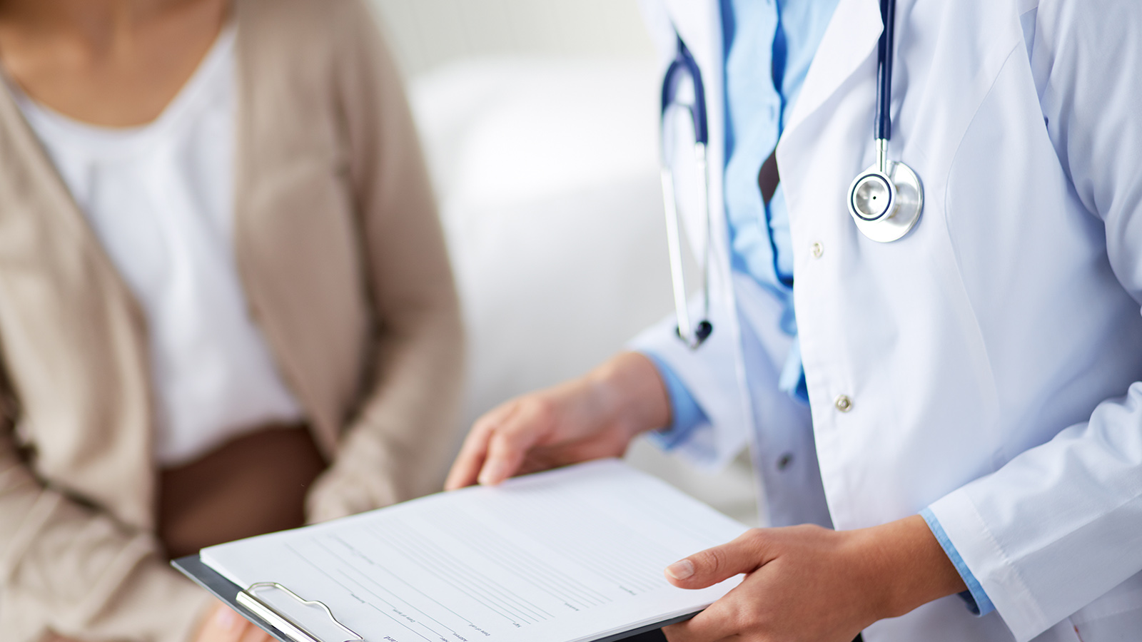 Señora en consulta médica